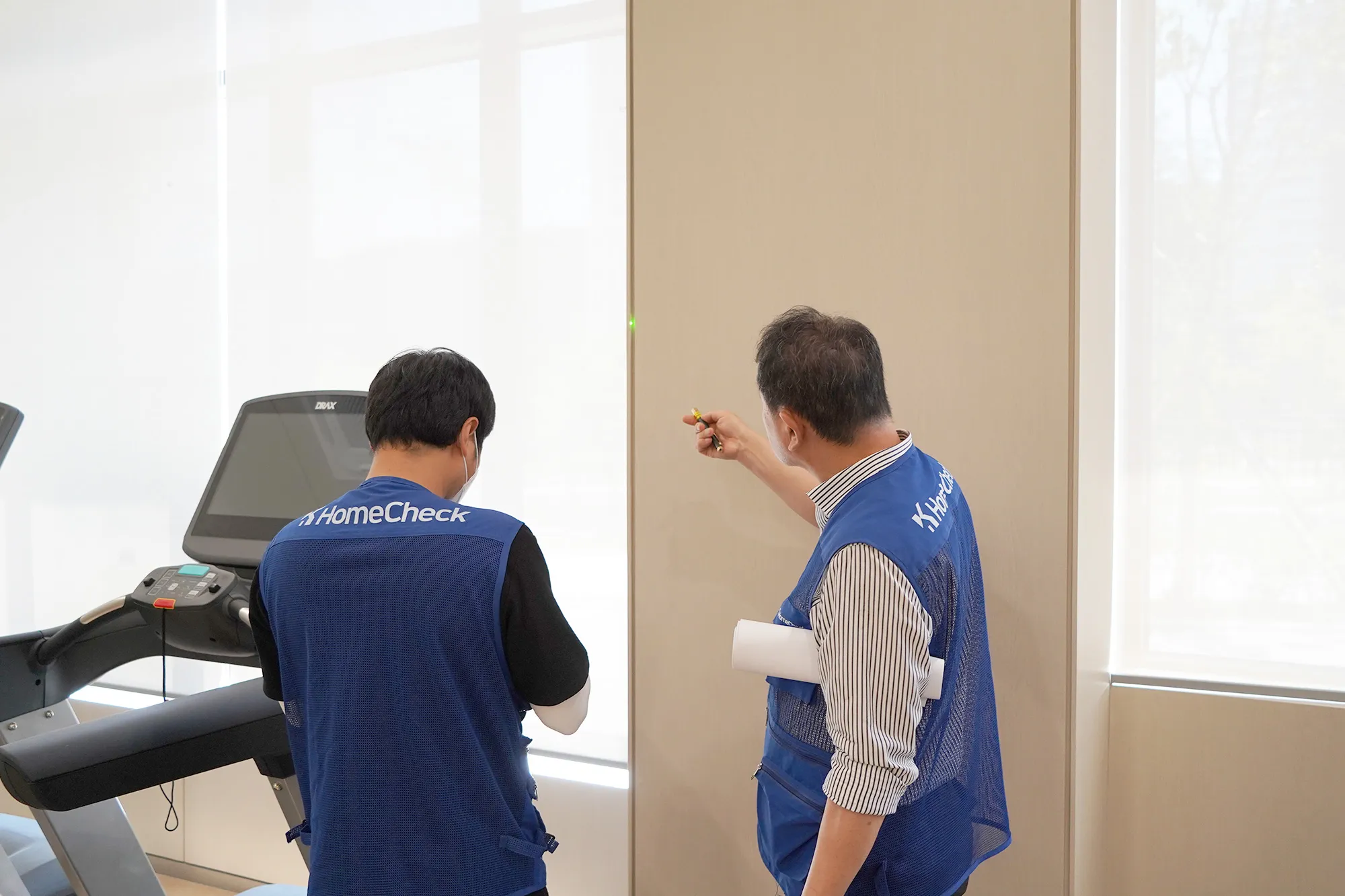 홈체크 기술인력이 벽면 시공 상태를 확인하는 모습